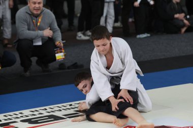 ODESSA, UKRAINE - 6 Nisan 2025: Ukrayna ulusal yarışmacı jiu jitsu genç sporcuları yoğun dövüşler düzenliyor, şampiyonluk için tatamiyle mücadele ediyorlar