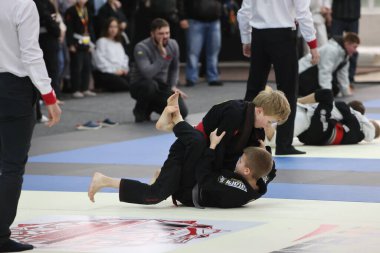 ODESSA, UKRAINE - 6 Nisan 2025: Ukrayna ulusal yarışmacı jiu jitsu genç sporcuları yoğun dövüşler düzenliyor, şampiyonluk için tatamiyle mücadele ediyorlar
