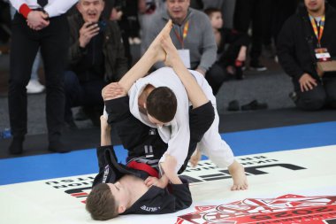 ODESSA, UKRAINE - 6 Nisan 2025: Ukrayna ulusal yarışmacı jiu jitsu genç sporcuları yoğun dövüşler düzenliyor, şampiyonluk için tatamiyle mücadele ediyorlar