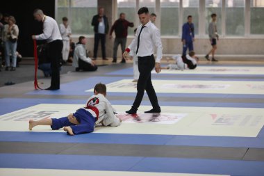 ODESSA, UKRAINE - 6 Nisan 2025: Ukrayna ulusal yarışmacı jiu jitsu genç sporcuları yoğun dövüşler düzenliyor, şampiyonluk için tatamiyle mücadele ediyorlar