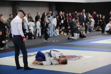 ODESSA, UKRAINE - 6 Nisan 2025: Ukrayna ulusal yarışmacı jiu jitsu genç sporcuları yoğun dövüşler düzenliyor, şampiyonluk için tatamiyle mücadele ediyorlar