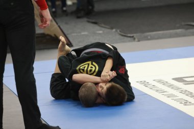 ODESSA, UKRAINE - 6 Nisan 2025: Ukrayna ulusal yarışmacı jiu jitsu genç sporcuları yoğun dövüşler düzenliyor, şampiyonluk için tatamiyle mücadele ediyorlar