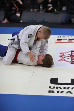 ODESSA, UKRAINE - 6 Nisan 2025: Ukrayna ulusal yarışmacı jiu jitsu genç sporcuları yoğun dövüşler düzenliyor, şampiyonluk için tatamiyle mücadele ediyorlar