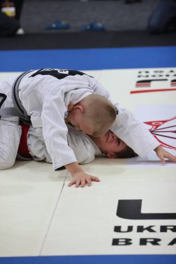 ODESSA, UKRAINE - 6 Nisan 2025: Ukrayna ulusal yarışmacı jiu jitsu genç sporcuları yoğun dövüşler düzenliyor, şampiyonluk için tatamiyle mücadele ediyorlar