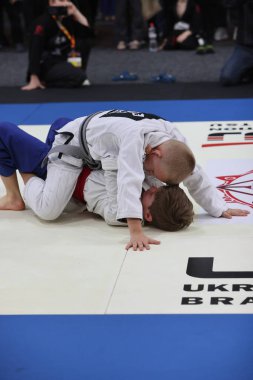 ODESSA, UKRAINE - 6 Nisan 2025: Ukrayna ulusal yarışmacı jiu jitsu genç sporcuları yoğun dövüşler düzenliyor, şampiyonluk için tatamiyle mücadele ediyorlar
