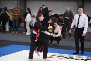 ODESSA, UKRAINE - 6 Nisan 2025: Ukrayna ulusal yarışmacı jiu jitsu genç sporcuları yoğun dövüşler düzenliyor, şampiyonluk için tatamiyle mücadele ediyorlar