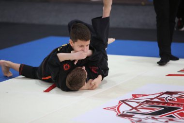 ODESSA, UKRAINE - 6 Nisan 2025: Ukrayna ulusal yarışmacı jiu jitsu genç sporcuları yoğun dövüşler düzenliyor, şampiyonluk için tatamiyle mücadele ediyorlar
