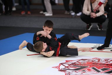 ODESSA, UKRAINE - 6 Nisan 2025: Ukrayna ulusal yarışmacı jiu jitsu genç sporcuları yoğun dövüşler düzenliyor, şampiyonluk için tatamiyle mücadele ediyorlar