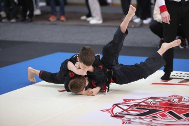 ODESSA, UKRAINE - 6 Nisan 2025: Ukrayna ulusal yarışmacı jiu jitsu genç sporcuları yoğun dövüşler düzenliyor, şampiyonluk için tatamiyle mücadele ediyorlar