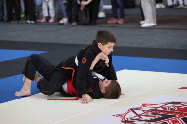 ODESSA, UKRAINE - 6 Nisan 2025: Ukrayna ulusal yarışmacı jiu jitsu genç sporcuları yoğun dövüşler düzenliyor, şampiyonluk için tatamiyle mücadele ediyorlar