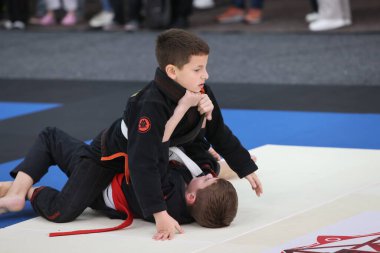 ODESSA, UKRAINE - 6 Nisan 2025: Ukrayna ulusal yarışmacı jiu jitsu genç sporcuları yoğun dövüşler düzenliyor, şampiyonluk için tatamiyle mücadele ediyorlar