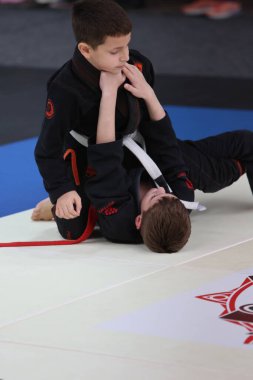 ODESSA, UKRAINE - 6 Nisan 2025: Ukrayna ulusal yarışmacı jiu jitsu genç sporcuları yoğun dövüşler düzenliyor, şampiyonluk için tatamiyle mücadele ediyorlar