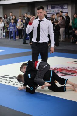 ODESSA, UKRAINE - 6 Nisan 2025: Ukrayna ulusal yarışmacı jiu jitsu genç sporcuları yoğun dövüşler düzenliyor, şampiyonluk için tatamiyle mücadele ediyorlar