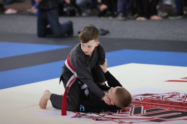 ODESSA, UKRAINE - 6 Nisan 2025: Ukrayna ulusal yarışmacı jiu jitsu genç sporcuları yoğun dövüşler düzenliyor, şampiyonluk için tatamiyle mücadele ediyorlar