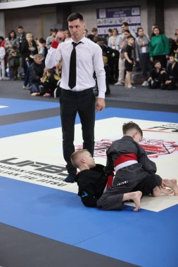 ODESSA, UKRAINE - 6 Nisan 2025: Ukrayna ulusal yarışmacı jiu jitsu genç sporcuları yoğun dövüşler düzenliyor, şampiyonluk için tatamiyle mücadele ediyorlar