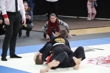 ODESSA, UKRAINE - 6 Nisan 2025: Ukrayna ulusal yarışmacı jiu jitsu genç sporcuları yoğun dövüşler düzenliyor, şampiyonluk için tatamiyle mücadele ediyorlar