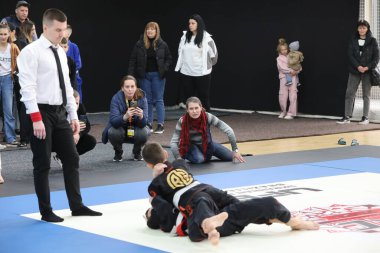 ODESSA, UKRAINE - 6 Nisan 2025: Ukrayna ulusal yarışmacı jiu jitsu genç sporcuları yoğun dövüşler düzenliyor, şampiyonluk için tatamiyle mücadele ediyorlar