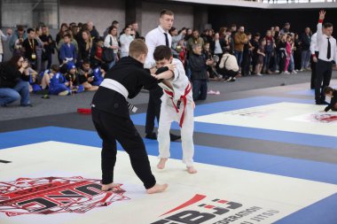 ODESSA, UKRAINE - 6 Nisan 2025: Ukrayna ulusal yarışmacı jiu jitsu genç sporcuları yoğun dövüşler düzenliyor, şampiyonluk için tatamiyle mücadele ediyorlar