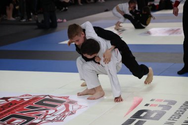 ODESSA, UKRAINE - 6 Nisan 2025: Ukrayna ulusal yarışmacı jiu jitsu genç sporcuları yoğun dövüşler düzenliyor, şampiyonluk için tatamiyle mücadele ediyorlar