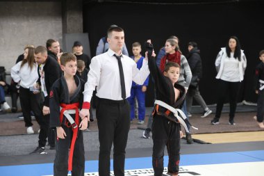 ODESSA, UKRAINE - 6 Nisan 2025: Ukrayna ulusal yarışmacı jiu jitsu genç sporcuları yoğun dövüşler düzenliyor, şampiyonluk için tatamiyle mücadele ediyorlar