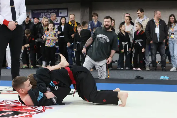 ODESSA, UKRAINE - 6 Nisan 2025: Ukrayna ulusal yarışmacı jiu jitsu genç sporcuları yoğun dövüşler düzenliyor, şampiyonluk için tatamiyle mücadele ediyorlar