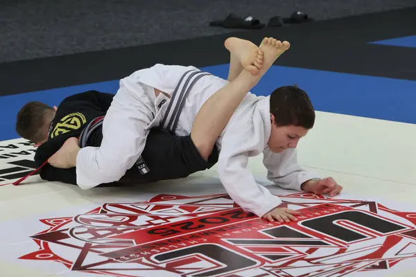 ODESSA, UKRAINE - 6 Nisan 2025: Ukrayna ulusal yarışmacı jiu jitsu genç sporcuları yoğun dövüşler düzenliyor, şampiyonluk için tatamiyle mücadele ediyorlar