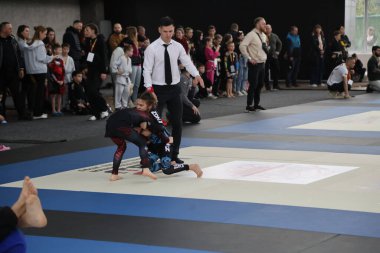 ODESSA, UKRAINE - 6 Nisan 2025: Ukrayna ulusal yarışmacı jiu jitsu genç sporcuları yoğun dövüşler düzenliyor, şampiyonluk için tatamiyle mücadele ediyorlar