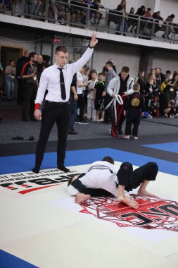 ODESSA, UKRAINE - 6 Nisan 2025: Ukrayna ulusal yarışmacı jiu jitsu genç sporcuları yoğun dövüşler düzenliyor, şampiyonluk için tatamiyle mücadele ediyorlar