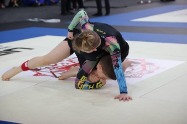 ODESSA, UKRAINE - 6 Nisan 2025: Ukrayna ulusal yarışmacı jiu jitsu genç sporcuları yoğun dövüşler düzenliyor, şampiyonluk için tatamiyle mücadele ediyorlar