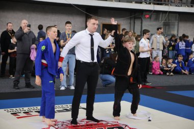 ODESSA, UKRAINE - 6 Nisan 2025: Ukrayna ulusal yarışmacı jiu jitsu genç sporcuları yoğun dövüşler düzenliyor, şampiyonluk için tatamiyle mücadele ediyorlar