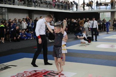 ODESSA, UKRAINE - 6 Nisan 2025: Ukrayna ulusal yarışmacı jiu jitsu genç sporcuları yoğun dövüşler düzenliyor, şampiyonluk için tatamiyle mücadele ediyorlar