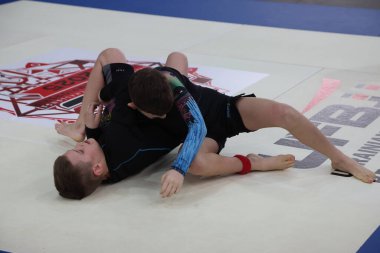 ODESSA, UKRAINE - 6 Nisan 2025: Ukrayna ulusal yarışmacı jiu jitsu genç sporcuları yoğun dövüşler düzenliyor, şampiyonluk için tatamiyle mücadele ediyorlar