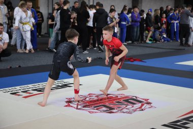 ODESSA, UKRAINE - 6 Nisan 2025: Ukrayna ulusal yarışmacı jiu jitsu genç sporcuları yoğun dövüşler düzenliyor, şampiyonluk için tatamiyle mücadele ediyorlar
