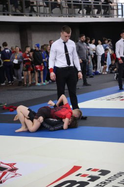 ODESSA, UKRAINE - 6 Nisan 2025: Ukrayna ulusal yarışmacı jiu jitsu genç sporcuları yoğun dövüşler düzenliyor, şampiyonluk için tatamiyle mücadele ediyorlar