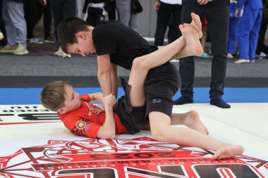 ODESSA, UKRAINE - 6 Nisan 2025: Ukrayna ulusal yarışmacı jiu jitsu genç sporcuları yoğun dövüşler düzenliyor, şampiyonluk için tatamiyle mücadele ediyorlar