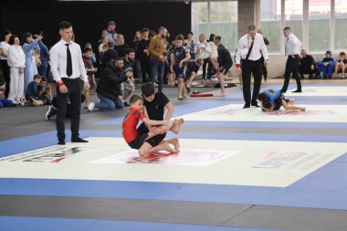 ODESSA, UKRAINE - 6 Nisan 2025: Ukrayna ulusal yarışmacı jiu jitsu genç sporcuları yoğun dövüşler düzenliyor, şampiyonluk için tatamiyle mücadele ediyorlar