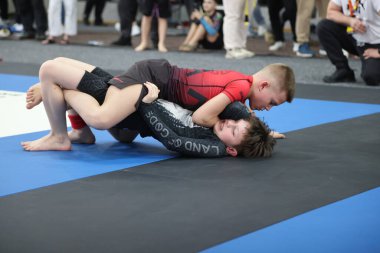ODESSA, UKRAINE - 6 Nisan 2025: Ukrayna ulusal yarışmacı jiu jitsu genç sporcuları yoğun dövüşler düzenliyor, şampiyonluk için tatamiyle mücadele ediyorlar