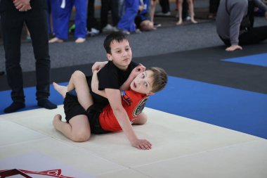 ODESSA, UKRAINE - 6 Nisan 2025: Ukrayna ulusal yarışmacı jiu jitsu genç sporcuları yoğun dövüşler düzenliyor, şampiyonluk için tatamiyle mücadele ediyorlar