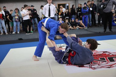 ODESSA, UKRAINE - 6 Nisan 2025: Ukrayna ulusal yarışmacı jiu jitsu genç sporcuları yoğun dövüşler düzenliyor, şampiyonluk için tatamiyle mücadele ediyorlar