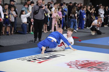 ODESSA, UKRAINE - 6 Nisan 2025: Ukrayna ulusal yarışmacı jiu jitsu genç sporcuları yoğun dövüşler düzenliyor, şampiyonluk için tatamiyle mücadele ediyorlar