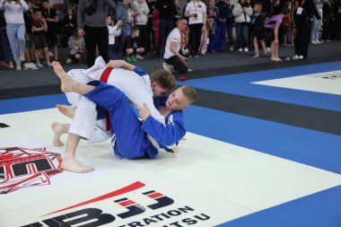 ODESSA, UKRAINE - 6 Nisan 2025: Ukrayna ulusal yarışmacı jiu jitsu genç sporcuları yoğun dövüşler düzenliyor, şampiyonluk için tatamiyle mücadele ediyorlar