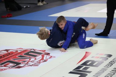 ODESSA, UKRAINE - 6 Nisan 2025: Ukrayna ulusal yarışmacı jiu jitsu genç sporcuları yoğun dövüşler düzenliyor, şampiyonluk için tatamiyle mücadele ediyorlar