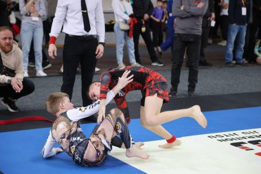 ODESSA, UKRAINE - 6 Nisan 2025: Ukrayna ulusal yarışmacı jiu jitsu genç sporcuları yoğun dövüşler düzenliyor, şampiyonluk için tatamiyle mücadele ediyorlar