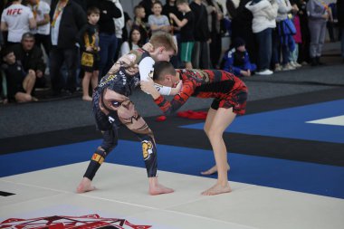 ODESSA, UKRAINE - 6 Nisan 2025: Ukrayna ulusal yarışmacı jiu jitsu genç sporcuları yoğun dövüşler düzenliyor, şampiyonluk için tatamiyle mücadele ediyorlar