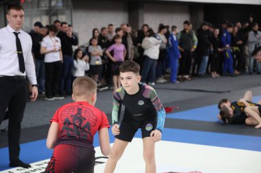 ODESSA, UKRAINE - 6 Nisan 2025: Ukrayna ulusal yarışmacı jiu jitsu genç sporcuları yoğun dövüşler düzenliyor, şampiyonluk için tatamiyle mücadele ediyorlar