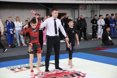 ODESSA, UKRAINE - 6 Nisan 2025: Ukrayna ulusal yarışmacı jiu jitsu genç sporcuları yoğun dövüşler düzenliyor, şampiyonluk için tatamiyle mücadele ediyorlar