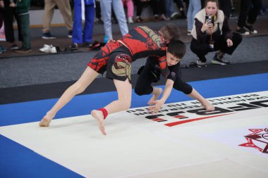 ODESSA, UKRAINE - 6 Nisan 2025: Ukrayna ulusal yarışmacı jiu jitsu genç sporcuları yoğun dövüşler düzenliyor, şampiyonluk için tatamiyle mücadele ediyorlar