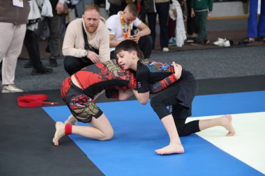 ODESSA, UKRAINE - 6 Nisan 2025: Ukrayna ulusal yarışmacı jiu jitsu genç sporcuları yoğun dövüşler düzenliyor, şampiyonluk için tatamiyle mücadele ediyorlar