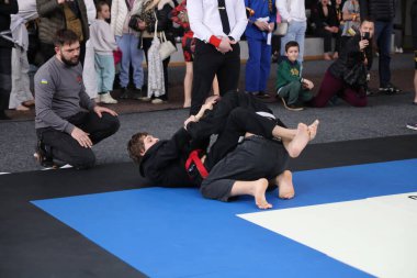 ODESSA, UKRAINE - 6 Nisan 2025: Ukrayna ulusal yarışmacı jiu jitsu genç sporcuları yoğun dövüşler düzenliyor, şampiyonluk için tatamiyle mücadele ediyorlar