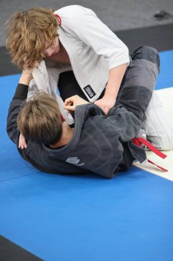 ODESSA, UKRAINE - 6 Nisan 2025: Ukrayna ulusal yarışmacı jiu jitsu genç sporcuları yoğun dövüşler düzenliyor, şampiyonluk için tatamiyle mücadele ediyorlar